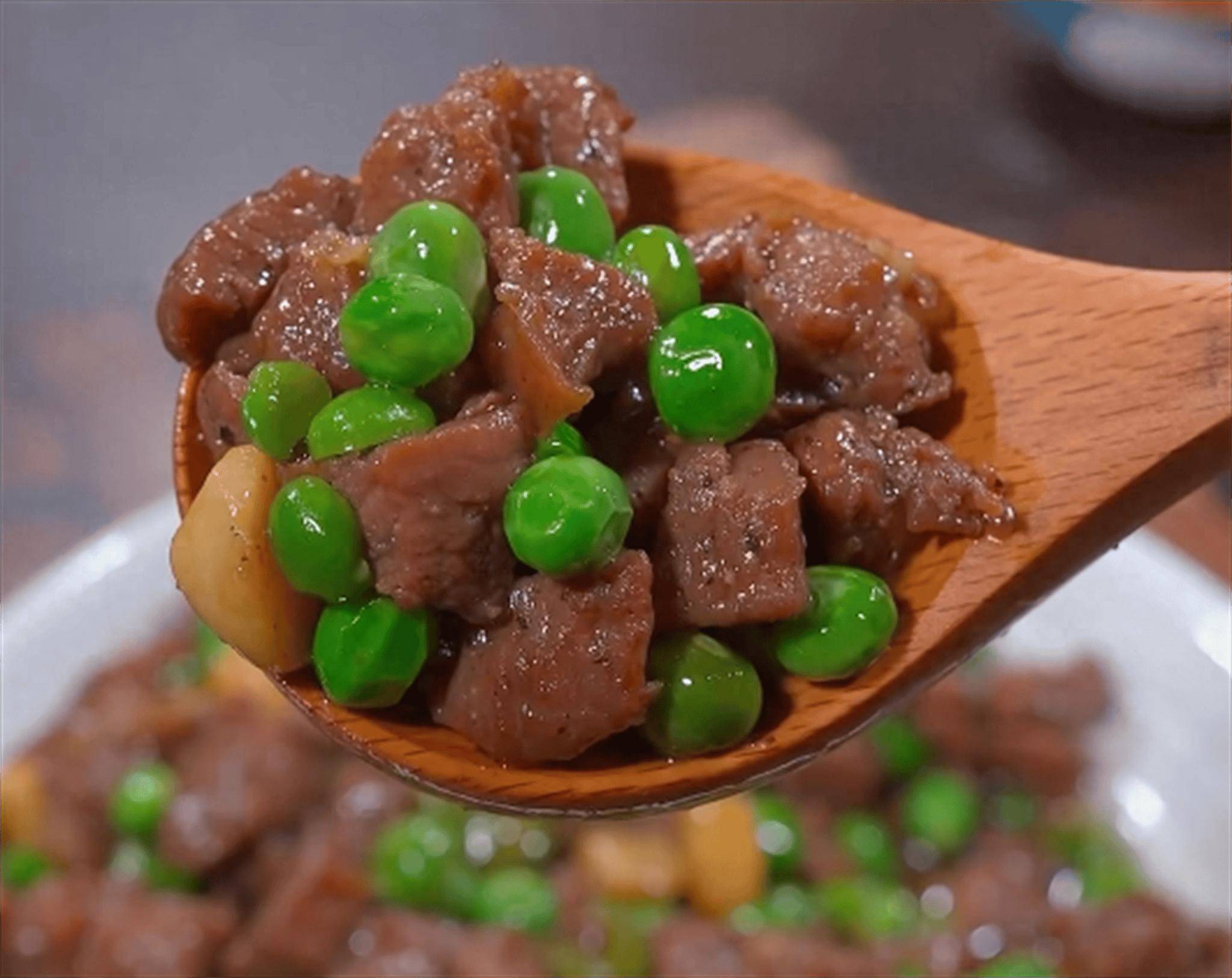 家常青豆炒牛肉，美味挡不住！快来学习这道简单又好吃的菜肴吧！