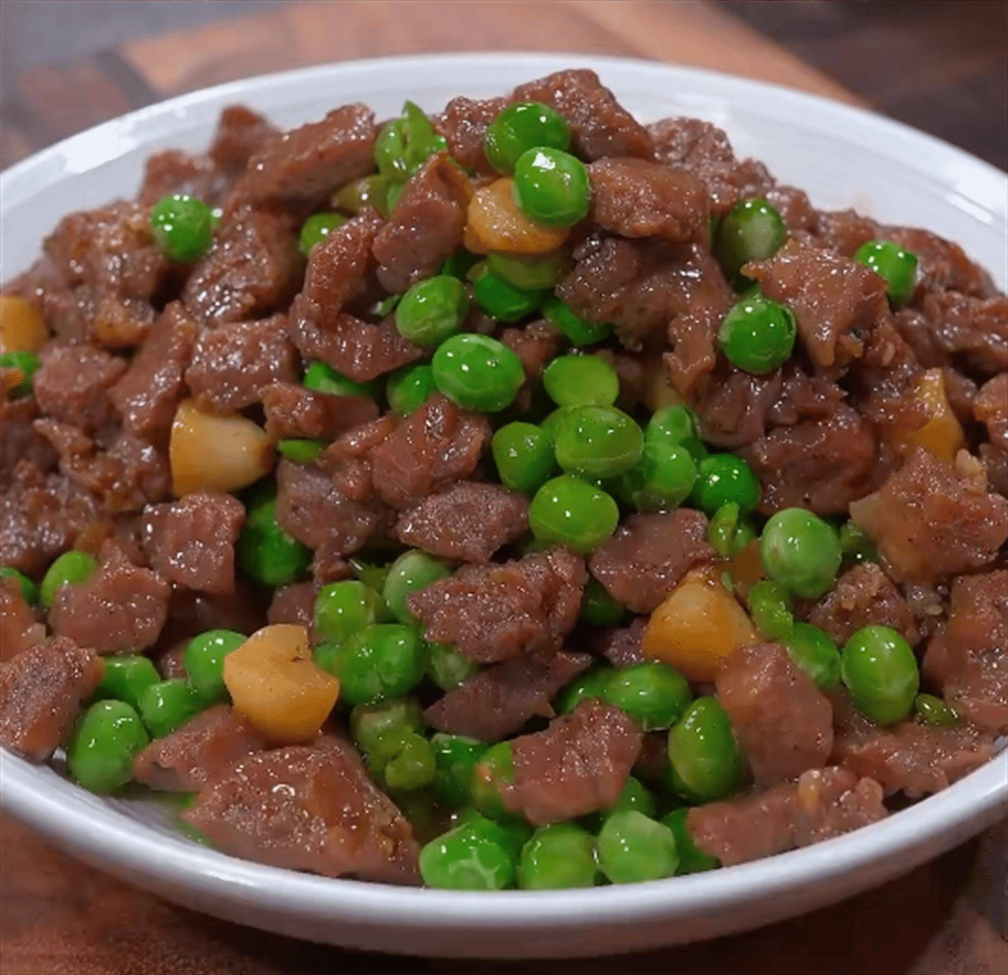 家常青豆炒牛肉，美味挡不住！快来学习这道简单又好吃的菜肴吧！