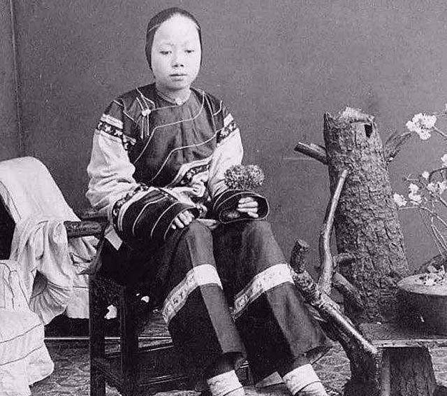 “纤妙说应难，须从掌上看“，古代为何要用裹小脚的方式对待女性