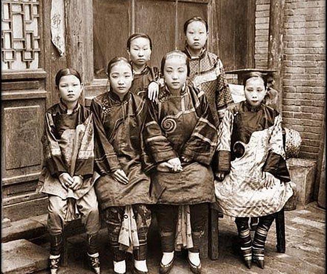 “纤妙说应难，须从掌上看“，古代为何要用裹小脚的方式对待女性