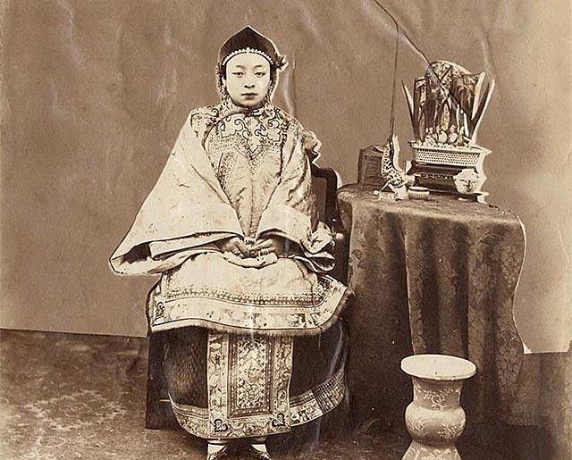 “纤妙说应难，须从掌上看“，古代为何要用裹小脚的方式对待女性