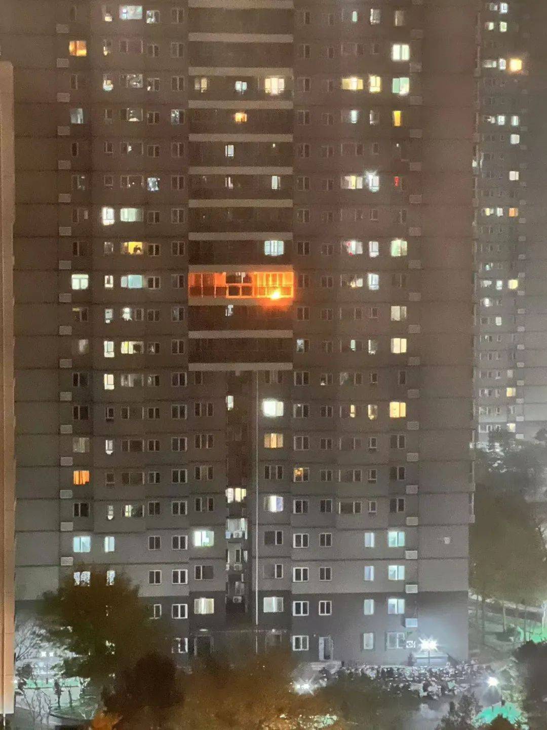 危险！北京西城一小区，竟有人在12层楼道烧纸……