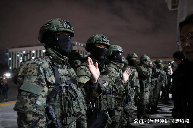 最新证据被查出，尹锡悦试图血染首尔，内乱的韩国，先低估了朝军