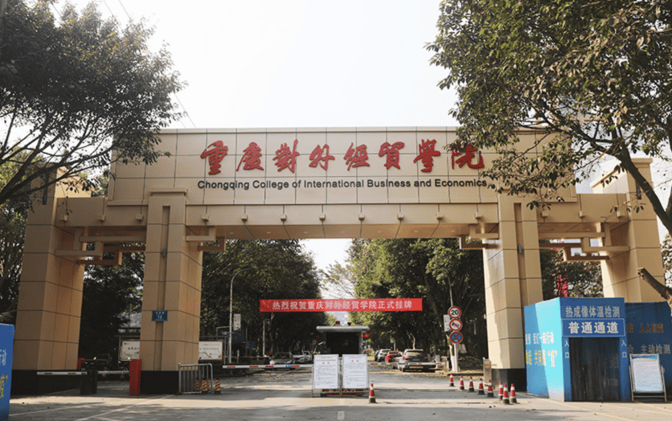 热闻|高校通报学生掉化粪池遇难！同学爆料：化粪池仅用板子盖住，再铺一层草皮美化