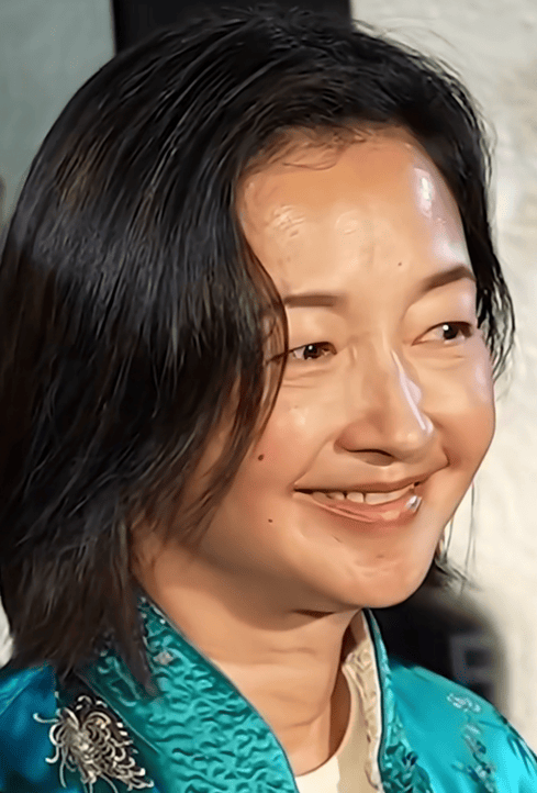 考古｜55岁李绮虹晒素颜玩水照！曾被赞“最美郭襄”，如今模样大变认不出？