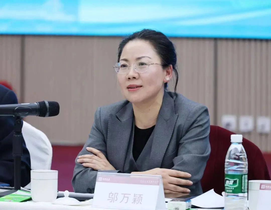 邬万颖，被查